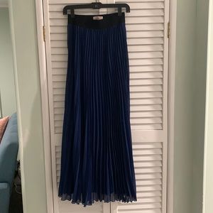 Pleated navy blue maxi skirt